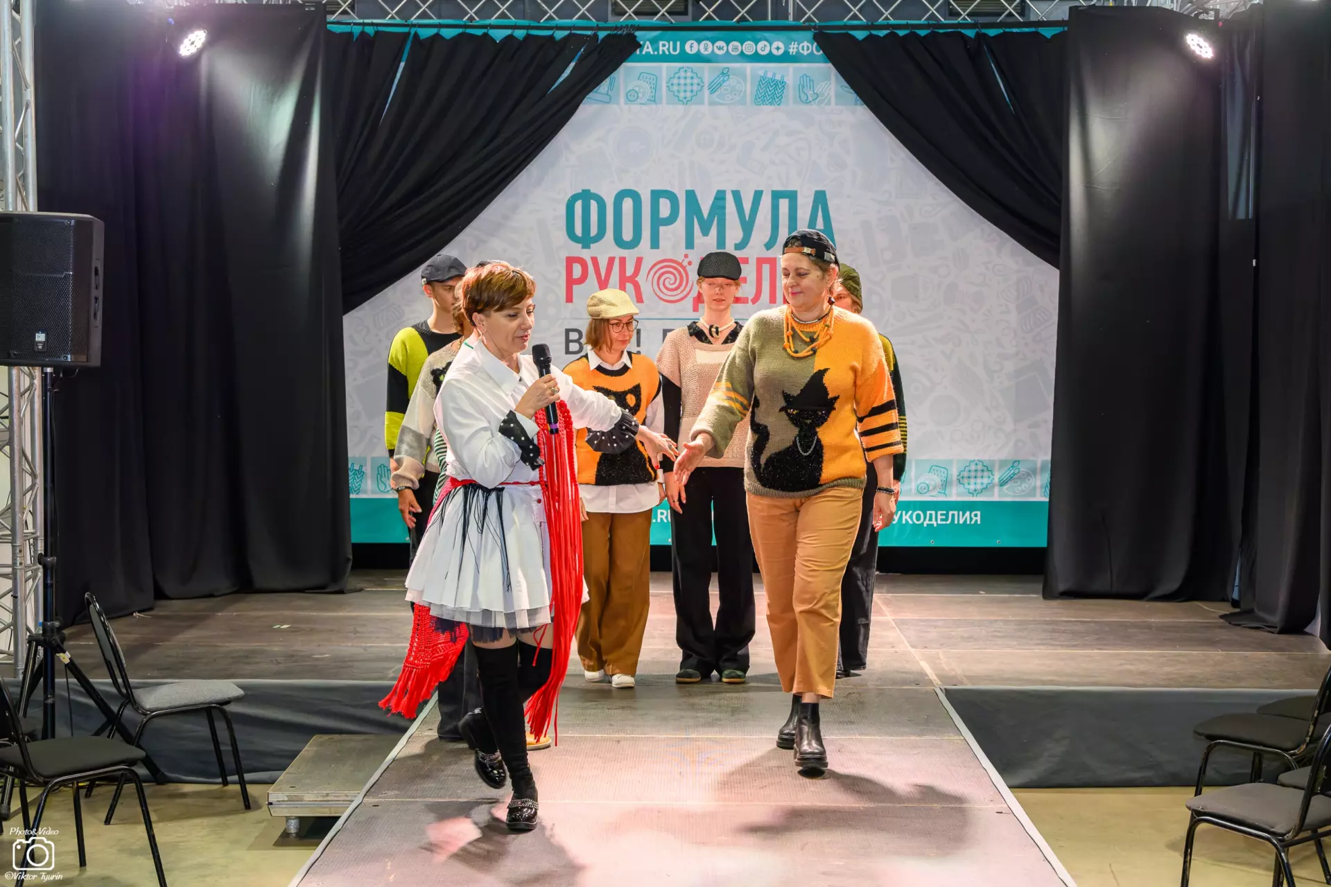 Кадр дефиле на выставке «Формула Рукоделия Москва. Осень 2026»